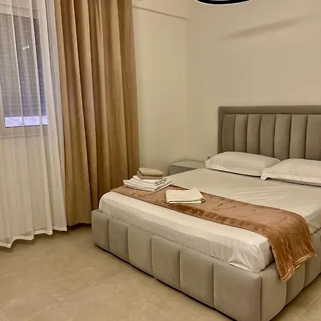 Isufi Modern דירה